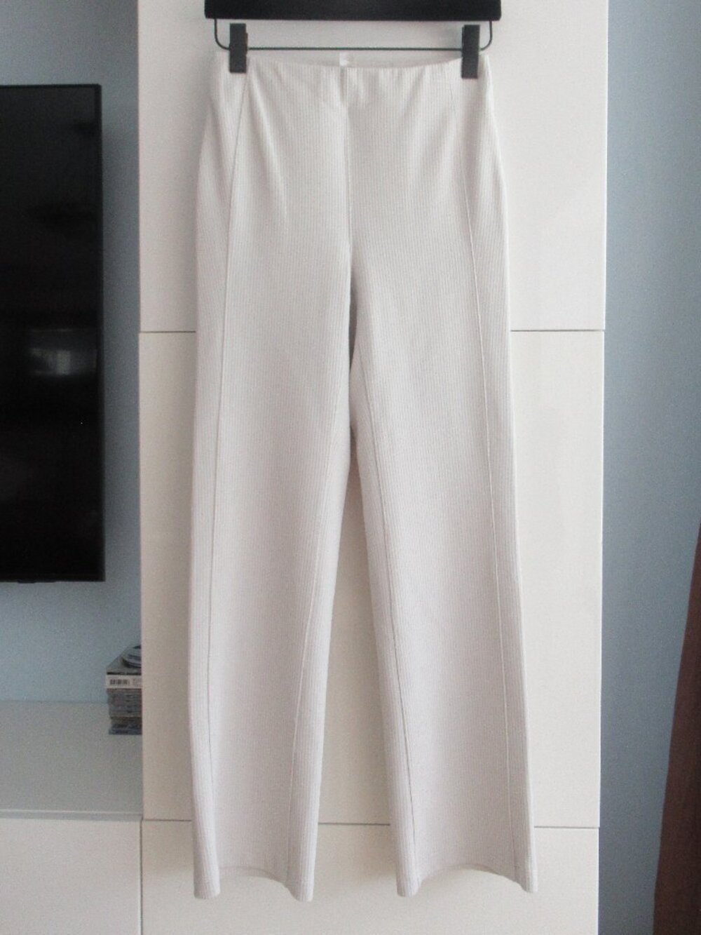 Lululemon Ribbed Softstreme Flared Pant Regular Sz 6, Inseam 30 inches, in Bone